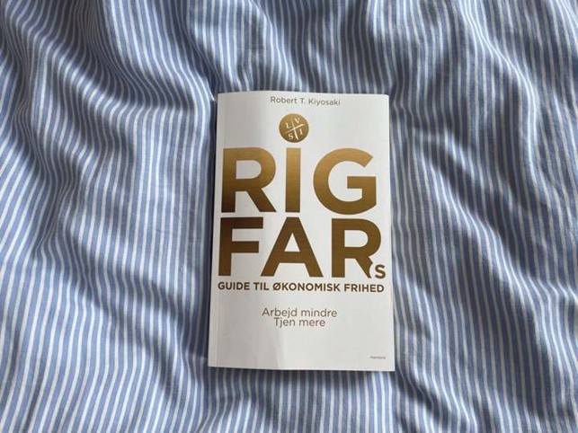Rig Fars guide til økonomisk frihed, er efterfølgeren af den populære rig fat fattig far af Robert Kiyosaki, der har solgt mere end 40 mio. eksemplarer.