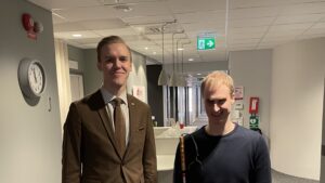 US vice ordförande Linus Johansson står bredvid SFS vice ordförande Jacob Färnert