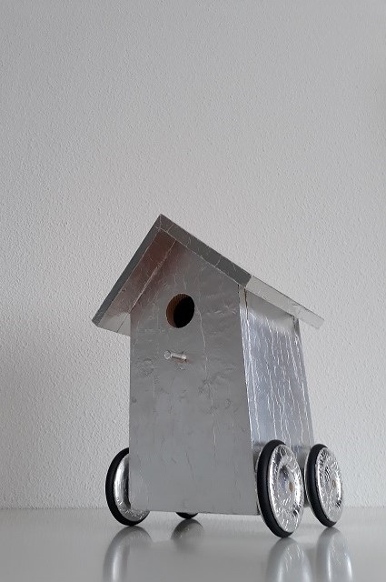 vogelhuisje op wielen wooden bird house on wheels