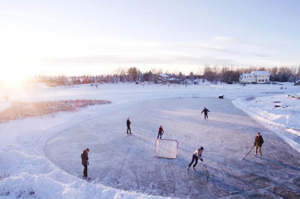 Ishockey kan spelas både inom- och utomhus