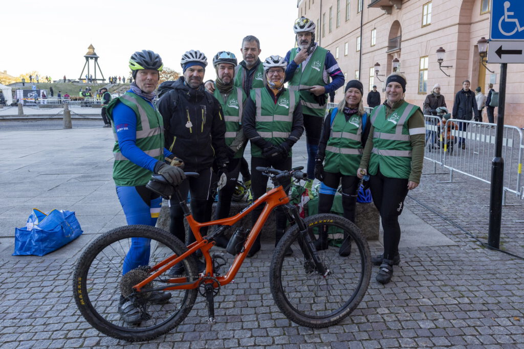 Gruppbild på funktionärer under Uppsala Marathon 2025.