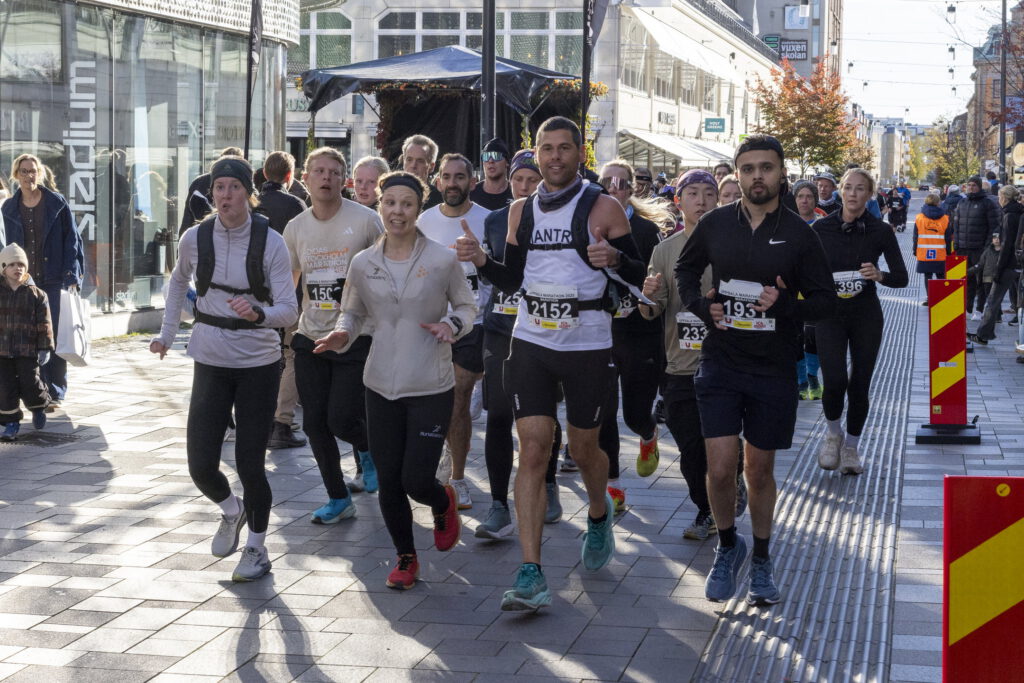 Bild på löpare från Uppsala Marathon 2025.