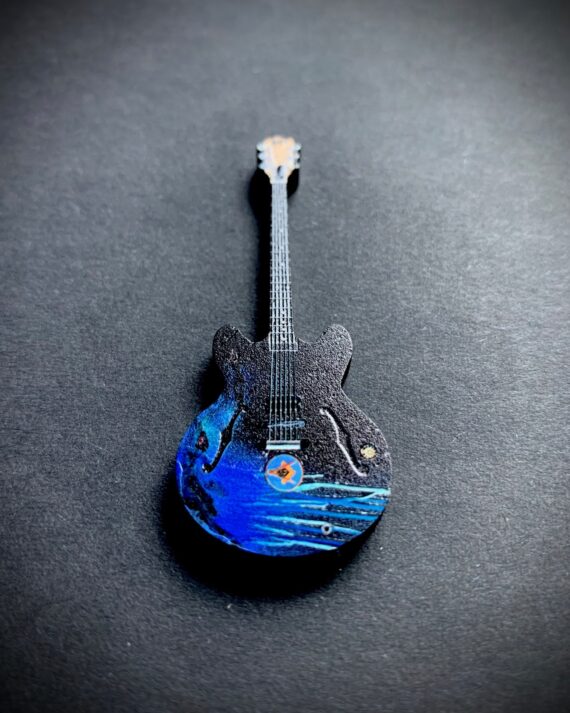 TomDelonge_Gibson_BlackBlue_4163