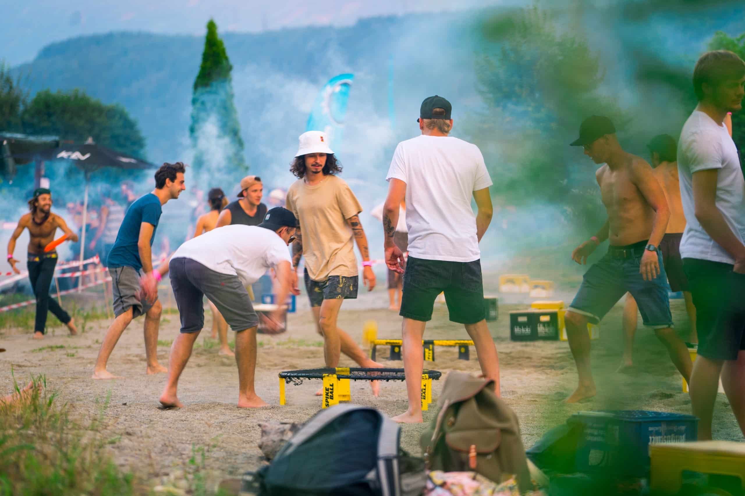 Menschen beim Spike Ball spielen