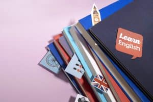 Estudiantes aprendiendo inglés. Práctica del tiempo Present Simple.