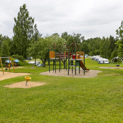 En av de många lekplatserna  som finns på camping området