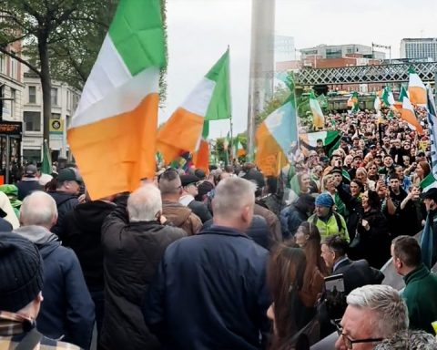 10 000 patrioter protesterer mot erstatningsmigrasjon og asylinnvandring i Dublin