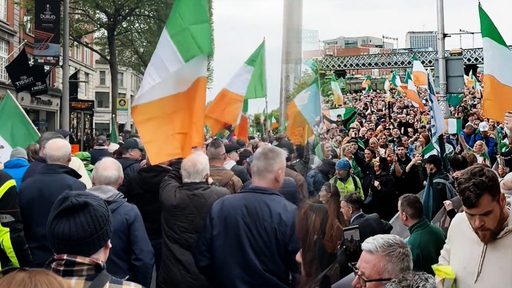 10 000 patrioter protesterer mot erstatningsmigrasjon og asylinnvandring i Dublin