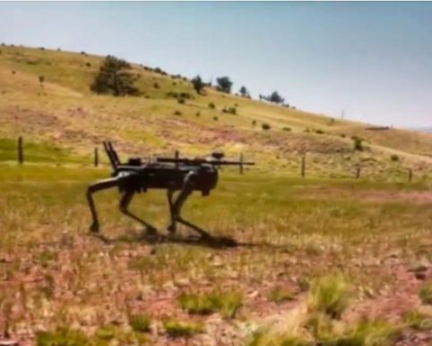 AI-robothunder med våpen gjennomgår US Marines spesialtesting