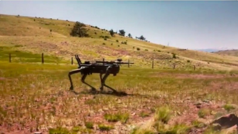 AI-robothunder med våpen gjennomgår US Marines spesialtesting