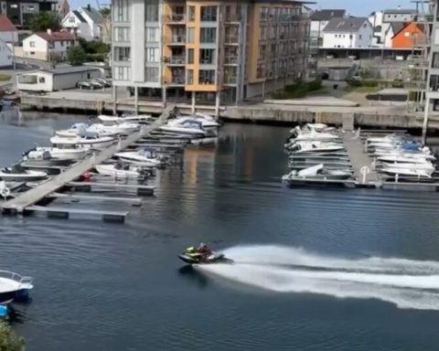 [VIDEO] Vill vest i Haugesund: Kjører villmann med vannscooter - ikledd finlandshette