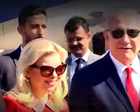 Statsministerens kone, Sara Netanyahu, forteller gisselfamilier at hærens sjefer ønsker å gjennomføre et kupp mot mannen hennes