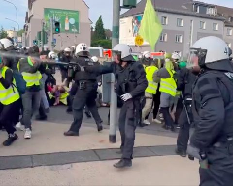 Venstreekstreme forsøker å storme landsmøtet til AfD.