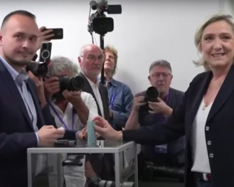 Høy valgdeltakelse preger Frankrikes parlamentsvalg