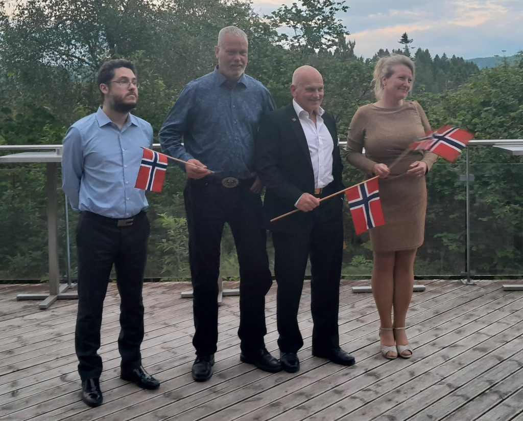 Foto: Fra NDs landsmøte. Fra venstre: sekretær i sentralstyret Ole Anders Flatmo, organisatorisk nestleder Tom Stian Øhman, partileder Geir Ugland Jacobsen og på det tidspunktet påtroppende politisk nestleder Ellinor Birkeland.