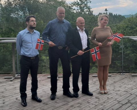 Foto: Fra NDs landsmøte. Fra venstre: sekretær i sentralstyret Ole Anders Flatmo, organisatorisk nestleder Tom Stian Øhman, partileder Geir Ugland Jacobsen og på det tidspunktet påtroppende politisk nestleder Ellinor Birkeland.