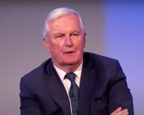 Macron tar Frankrike mot et "Frexit"-øyeblikk, advarer Michel Barnier