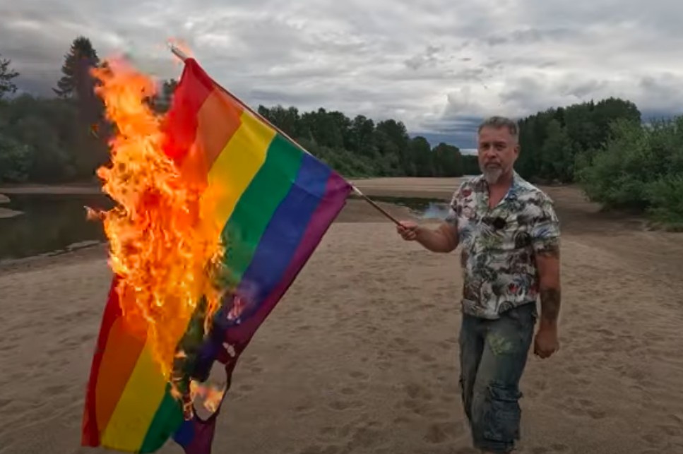 Ronny Rønning brenner Pride-flagg — vil teste hatytringsparagrafen