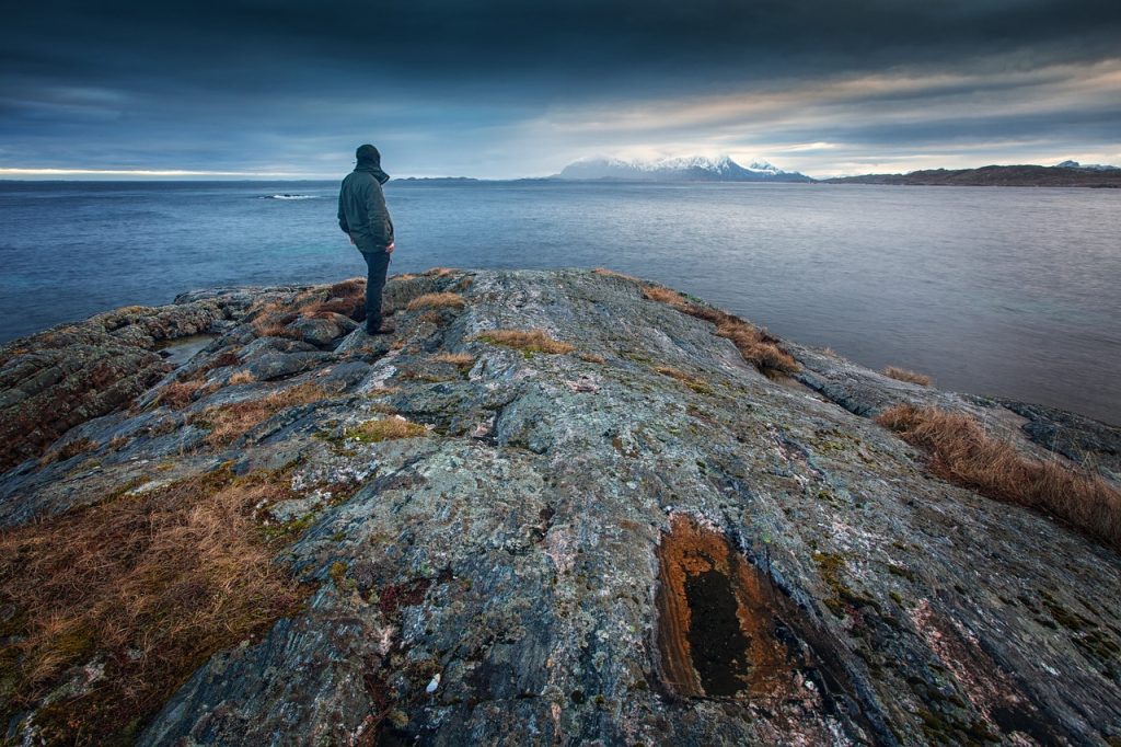 Av VOX "...al Magt og Kraft samles her i denne Sal til Afgjørelse af Samfundets høieste og vigtigste Anliggender", proklamerte Johan Sverdrup i 1872. Han holdt Stortinget frem som parlamentarismens høyeste mål. Alle regjeringer måtte således hente sin støtte i Karl Johans gate etter at det sto ferdig i 1866. Moral For mange kan det kanskje synes som om dette ideelle målet fortsatt ligger til grunn for regjeringens disposisjoner. Men realismen pipler nå frem hos stadig flere. Demokratiet er i stedet penetrert i en grad at de mest ihuga troende er i ferd med å ende på feil side av virkeligheten. For Sverdrup og hans idealistiske tilhengere glemte det viktigste momentet. Folkestyrets grunnlover er avhengige av god, gammeldags moral. Politisk sveitserost Tusenårige tradisjoner via Platon, Sokrates, Kristus & co bygget opp under ideen om hva som er galt og hva som er rett. I samme øyeblikk som disse normer for akseptabel adferd forkastes, er hele demokratiet blitt en politisk sveitserost der alt omgås med den største selvfølgelighet. Av en maktelite hvis eneste mål er å forvalte sine egne og sine venners interesser. Norge avvikles fortløpende Hele systemet er nå så rigget at selv Grunnloven i praksis er fjernet fra det såkalte demokratiets hinderløype. Det ser vi dagstøtt når vindkraft skal bygges i strid med lovene, Norge gir støtte til fremmede land i deres kriger og de styrende avgir både land og gigaformuer til fremmede nasjoner. For ikke å si gir selv vår makt og selvstendighet vekk til det nye "fjerde rike". Ja hele befolkningen ser ut til å byttes ut. Uten å spørre velgerne. Johan Sverdrups Norge avvikles fortløpende på bakrommene. Middelalderen Vi er nå på god vei tilbake til middelaldersk føydalisme der føydalherrer så på folket som rene slaver. Kun samstemmige vasaller ble gitt underliggende makt til å slå ned alle motsigelser med våpen i hånd. I realiteten nulles innbyggernes innflytelse i skrivende stund vedvarende ut. Vi er for Norges del på vei tilbake til tiden før 1814. At få våkner før det er for sent skyldes medie-vasallene som for en stor del er eid og styrt av globale konserner som BlackRock (Schibsted) og A-Media. Disse serverer en fortelling om at det er til beste for oss å bli styrt av andre. Slik vi tidligere hadde det under danskene, svenskene, tyskerne og nå EU/USA. Makt for all fremtid I realiteten har to partier sikret seg evig makt. Samme som i USA. De velger selv ut sine representanter. Ja nå kan man heller ikke lenger velge å stryke enkelte av de representantene som for ordens skyld står oppførte på listene. Disse kan nå bare strykes og flyttes av en mindre elite som kun ser seg tjent med rene medløpere. Og skulle noen av disse våkne og ønske å stifte et nytt parti, blir nå terskelen for inntreden i maktens tinder gjort uoverstigelig høy fra 1. januar neste år. Maktapparatet sikrer sine grenser for all fremtid. Makt korrumperer Vi er vitner til en korrumpert maktelite som ikke under noen omstendighet vil miste kontrollen over de brysomme undersåttene. Og her er vi trolig ved kjernen til all menneskelig maktutfoldelse. Selv tilsynelatende idealister ser ut til å konvertere til økende maktvilje med en gang de gis større autoritet. Lord Acton skrev i 1887 at "all makt korrumperer, og full makt korrumperer fullstendig". Han la til at "alle mektige menn blir dårlige mennesker". I dette ligger vel at de må gå krokveier for å beholde makten. Reise kjerringa Selv Bibelen sier: "det ene mennesket styrer over det andre og volder ham ulykke". Og videre - "ikke skal en bygge og en annen bo". Det var slike tanker som høyst trolig preget mange av våre tidligere landsmenn. Og som fremadskridende beveget dem til å gi rettferdigheten en ny sjanse etter hundrevis av år med despotiske konger og deres logrende oligarker. Rasjonell tenkning viser oss klart at vi beveger oss tilbake til slike tilstander som vi i 1905 var villige til å ofre livet for å bli kvitt. Fremtiden ser ikke lovende ut, men det krever av oss at vi reiser kjerringa. Som etter gammel norsk tradisjon betyr å reise seg opp etter å ha falt i skibakken. Med andre ord ikke å gi opp.