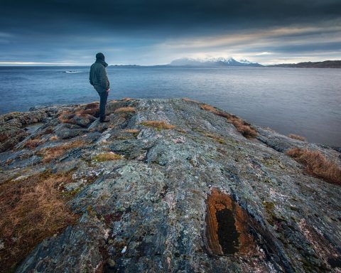 Av VOX "...al Magt og Kraft samles her i denne Sal til Afgjørelse af Samfundets høieste og vigtigste Anliggender", proklamerte Johan Sverdrup i 1872. Han holdt Stortinget frem som parlamentarismens høyeste mål. Alle regjeringer måtte således hente sin støtte i Karl Johans gate etter at det sto ferdig i 1866. Moral For mange kan det kanskje synes som om dette ideelle målet fortsatt ligger til grunn for regjeringens disposisjoner. Men realismen pipler nå frem hos stadig flere. Demokratiet er i stedet penetrert i en grad at de mest ihuga troende er i ferd med å ende på feil side av virkeligheten. For Sverdrup og hans idealistiske tilhengere glemte det viktigste momentet. Folkestyrets grunnlover er avhengige av god, gammeldags moral. Politisk sveitserost Tusenårige tradisjoner via Platon, Sokrates, Kristus & co bygget opp under ideen om hva som er galt og hva som er rett. I samme øyeblikk som disse normer for akseptabel adferd forkastes, er hele demokratiet blitt en politisk sveitserost der alt omgås med den største selvfølgelighet. Av en maktelite hvis eneste mål er å forvalte sine egne og sine venners interesser. Norge avvikles fortløpende Hele systemet er nå så rigget at selv Grunnloven i praksis er fjernet fra det såkalte demokratiets hinderløype. Det ser vi dagstøtt når vindkraft skal bygges i strid med lovene, Norge gir støtte til fremmede land i deres kriger og de styrende avgir både land og gigaformuer til fremmede nasjoner. For ikke å si gir selv vår makt og selvstendighet vekk til det nye "fjerde rike". Ja hele befolkningen ser ut til å byttes ut. Uten å spørre velgerne. Johan Sverdrups Norge avvikles fortløpende på bakrommene. Middelalderen Vi er nå på god vei tilbake til middelaldersk føydalisme der føydalherrer så på folket som rene slaver. Kun samstemmige vasaller ble gitt underliggende makt til å slå ned alle motsigelser med våpen i hånd. I realiteten nulles innbyggernes innflytelse i skrivende stund vedvarende ut. Vi er for Norges del på vei tilbake til tiden før 1814. At få våkner før det er for sent skyldes medie-vasallene som for en stor del er eid og styrt av globale konserner som BlackRock (Schibsted) og A-Media. Disse serverer en fortelling om at det er til beste for oss å bli styrt av andre. Slik vi tidligere hadde det under danskene, svenskene, tyskerne og nå EU/USA. Makt for all fremtid I realiteten har to partier sikret seg evig makt. Samme som i USA. De velger selv ut sine representanter. Ja nå kan man heller ikke lenger velge å stryke enkelte av de representantene som for ordens skyld står oppførte på listene. Disse kan nå bare strykes og flyttes av en mindre elite som kun ser seg tjent med rene medløpere. Og skulle noen av disse våkne og ønske å stifte et nytt parti, blir nå terskelen for inntreden i maktens tinder gjort uoverstigelig høy fra 1. januar neste år. Maktapparatet sikrer sine grenser for all fremtid. Makt korrumperer Vi er vitner til en korrumpert maktelite som ikke under noen omstendighet vil miste kontrollen over de brysomme undersåttene. Og her er vi trolig ved kjernen til all menneskelig maktutfoldelse. Selv tilsynelatende idealister ser ut til å konvertere til økende maktvilje med en gang de gis større autoritet. Lord Acton skrev i 1887 at "all makt korrumperer, og full makt korrumperer fullstendig". Han la til at "alle mektige menn blir dårlige mennesker". I dette ligger vel at de må gå krokveier for å beholde makten. Reise kjerringa Selv Bibelen sier: "det ene mennesket styrer over det andre og volder ham ulykke". Og videre - "ikke skal en bygge og en annen bo". Det var slike tanker som høyst trolig preget mange av våre tidligere landsmenn. Og som fremadskridende beveget dem til å gi rettferdigheten en ny sjanse etter hundrevis av år med despotiske konger og deres logrende oligarker. Rasjonell tenkning viser oss klart at vi beveger oss tilbake til slike tilstander som vi i 1905 var villige til å ofre livet for å bli kvitt. Fremtiden ser ikke lovende ut, men det krever av oss at vi reiser kjerringa. Som etter gammel norsk tradisjon betyr å reise seg opp etter å ha falt i skibakken. Med andre ord ikke å gi opp.