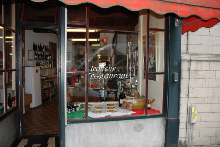Vooraanzicht van Mario traiteur restaurant in de Kammenstraat te Antwerpen