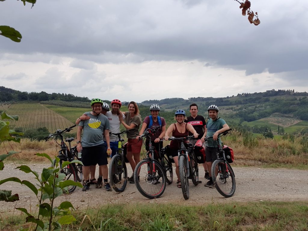 fietstocht in groep met e-bike in Toscane