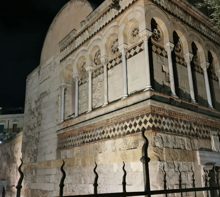 De Chiesa Santissima Annunziata dei Catalani in het donker