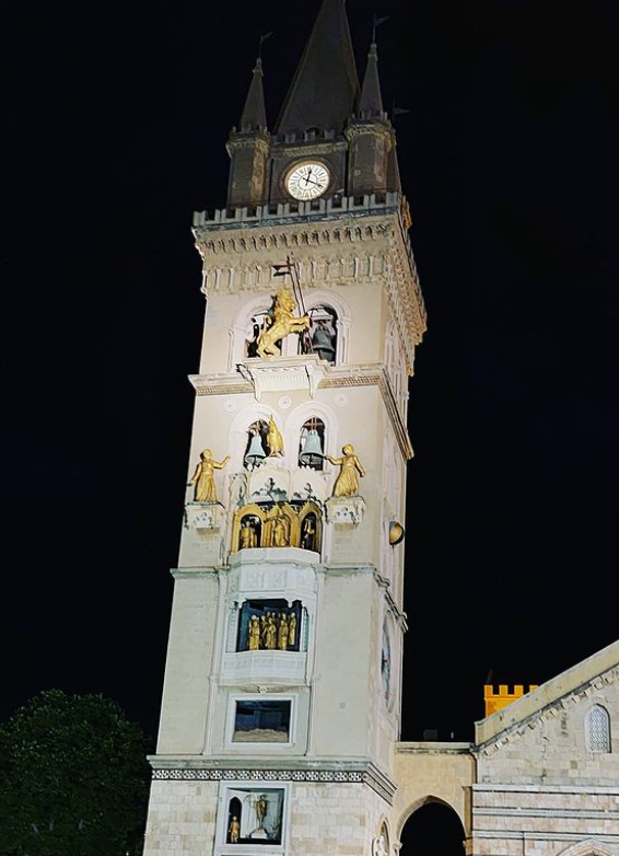 de Campanile van Messina Duomo bij avondlicht