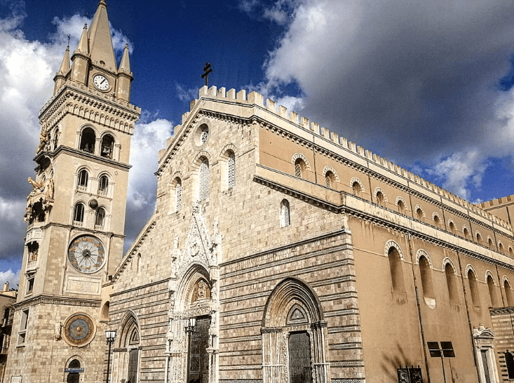 De Duomo of kathedraal van Messina tijdens een zomerdag