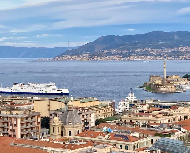 de Siciaanse havenstad Messina vanuit de hoogte 
