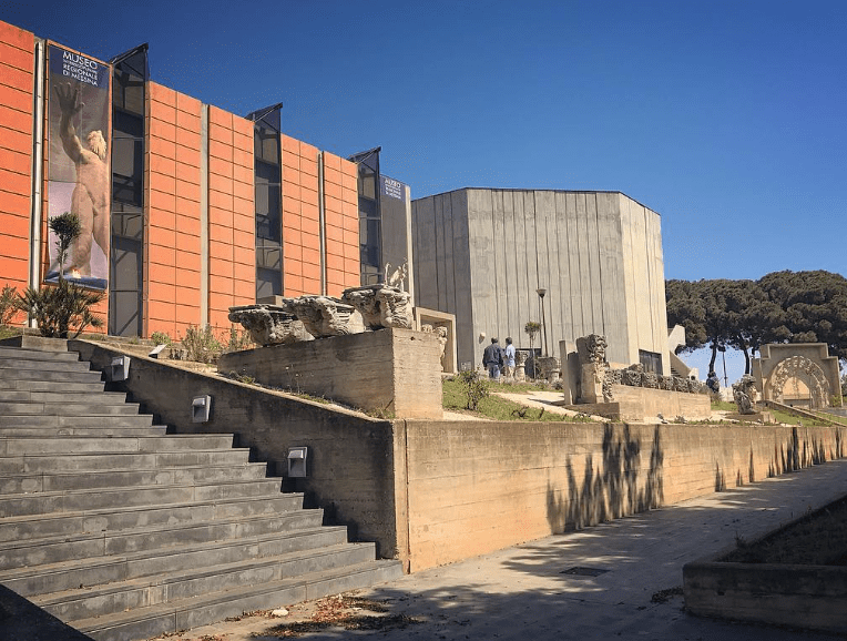 Voorkant van het MuMe museum In Messina