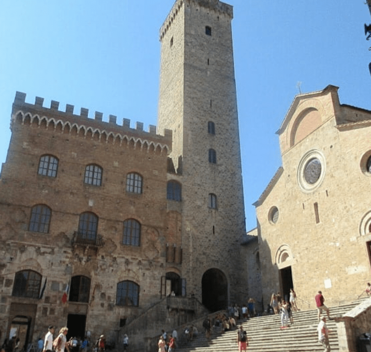 Piazza Communale met Torre Grossa