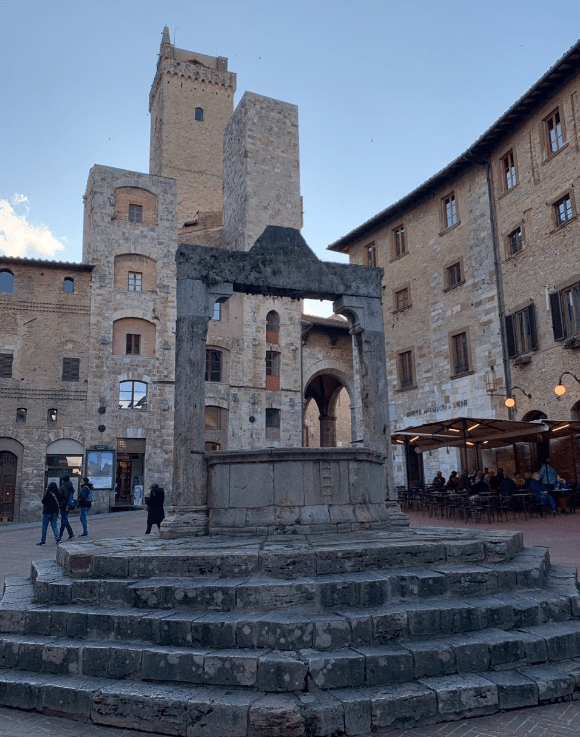 piazza della cisterna san gimignano