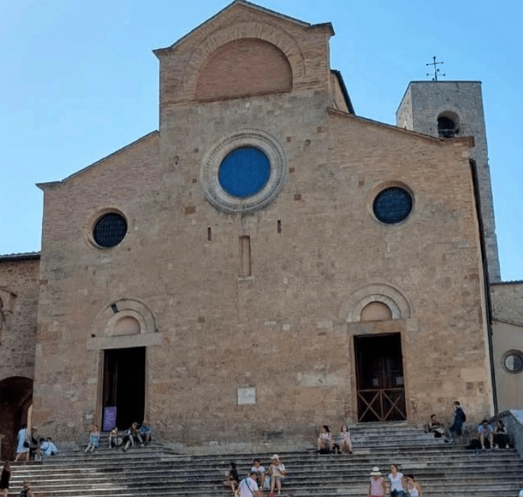 Duomo aan de Piazza del Duomo in San Gimignano