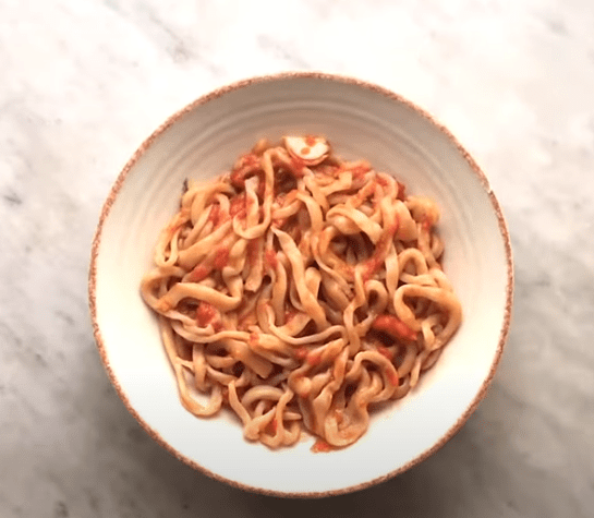 Een bord Pici All"aglione , toscaans pastagerecht uit Siena
