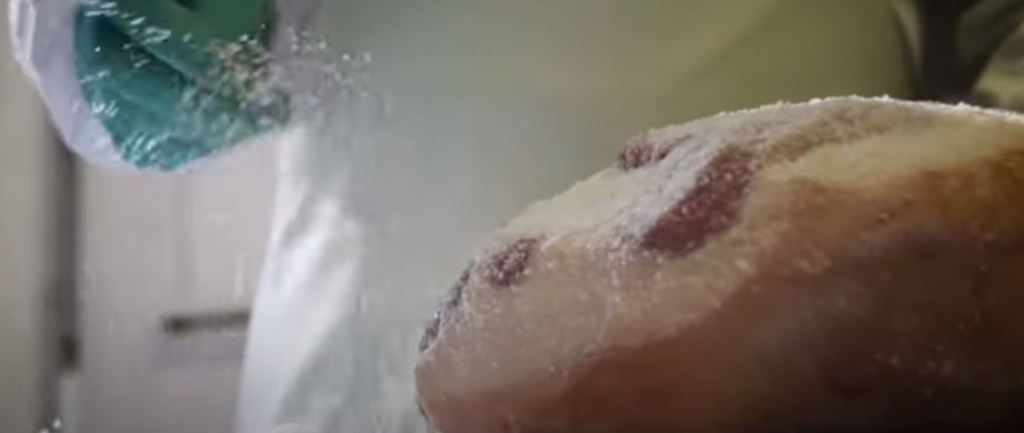 Het zouten van Italiaanse ham uit Modena