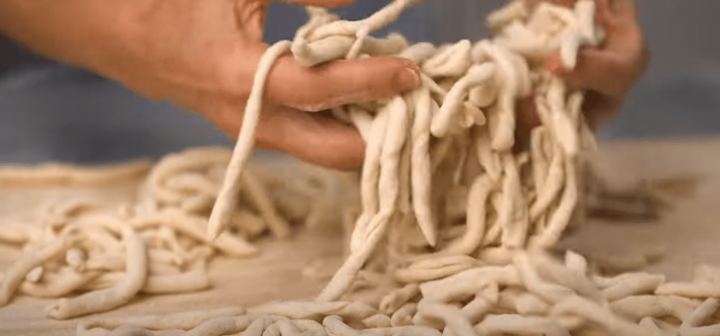Het maken van Strozzapreti pasta