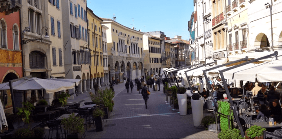 Straat met bars en restaurants in Udine