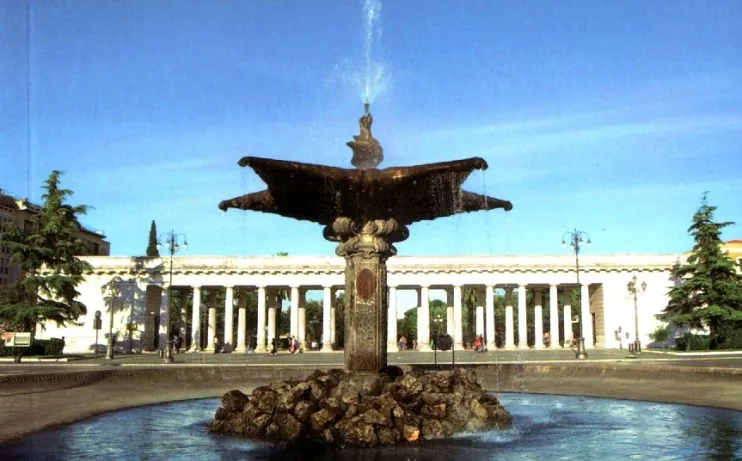 Piazza Cavour in Foggia met fontein en colonnade