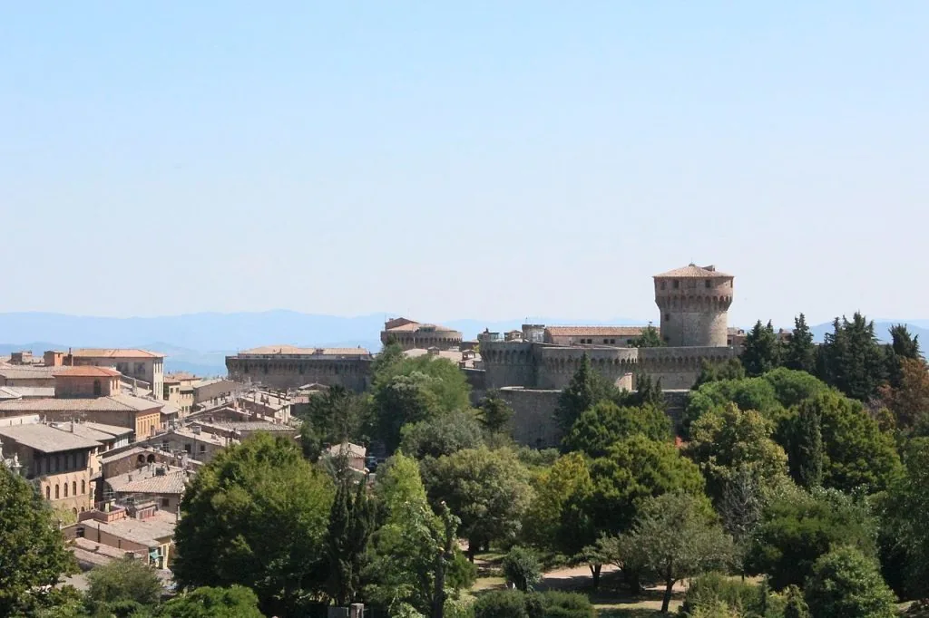 Fortezza Medicea Volterra bezoeken met zicht op de vestingmuren