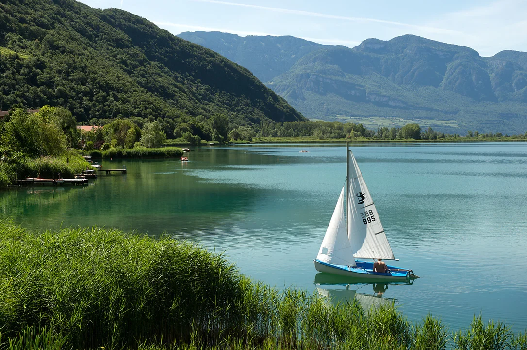 Zeilboot op Lago di Caldaro in Zuid-Tirol