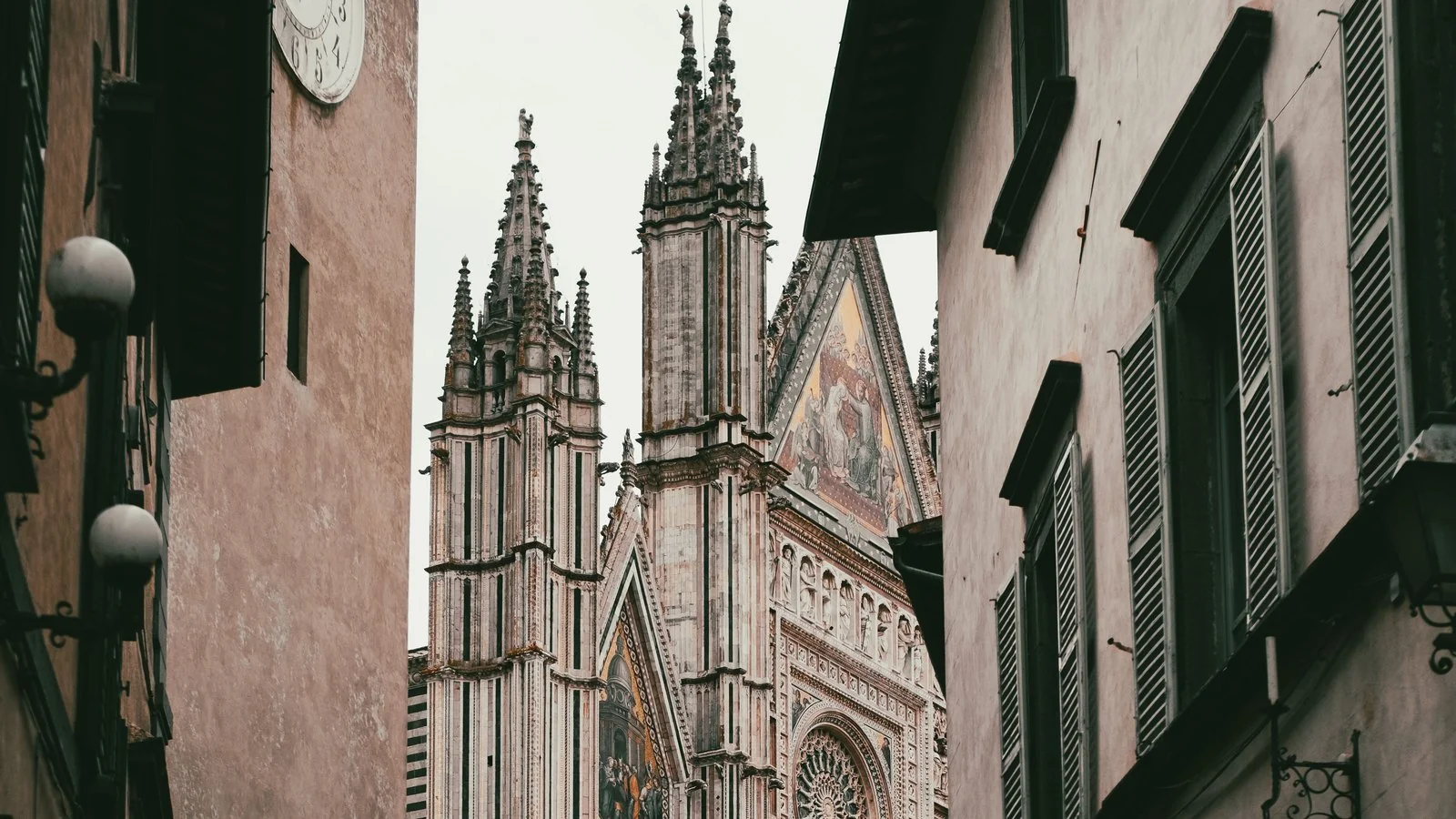 Orvieto in Umbrië zonder auto met zicht op de Duomo en historische huizen