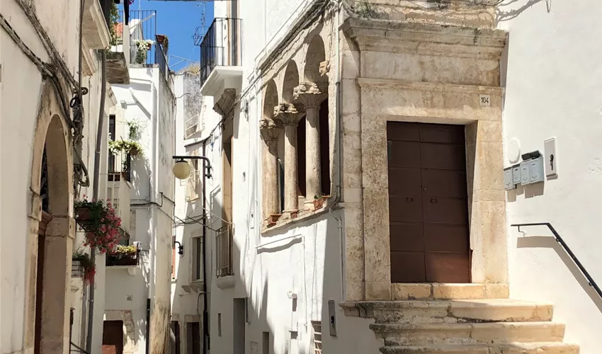 Witte straat in Putignano in Puglia