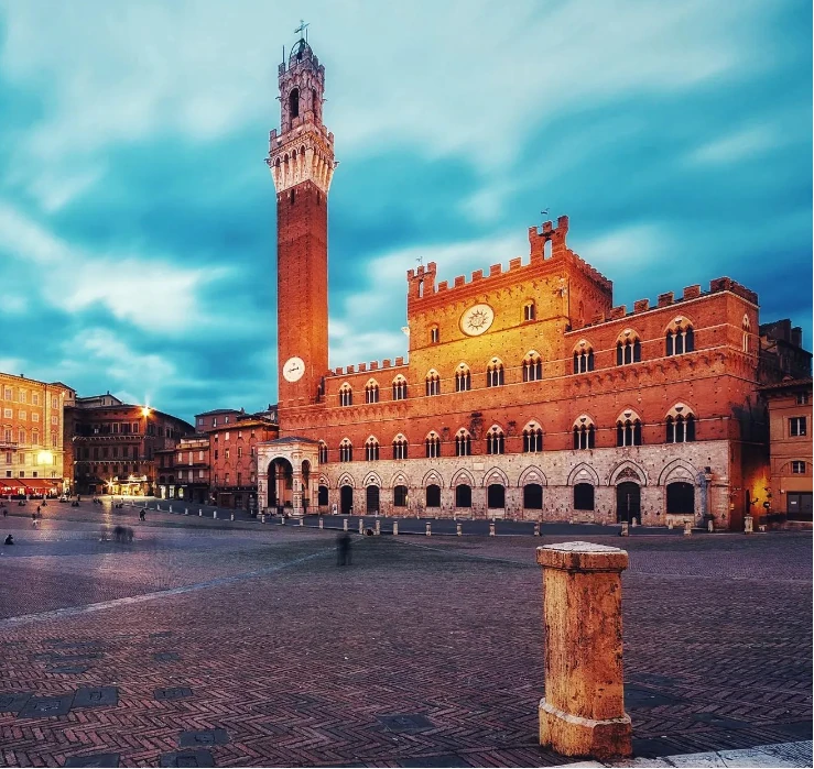 Piazza del Campo en Palazzo Pubblico in Siena