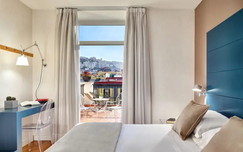 Napels gids Kamer met terras van Hotel Piazza Bellini in Napels
