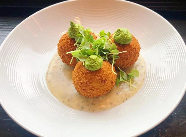 arancini maken gefrituurde rijstballen