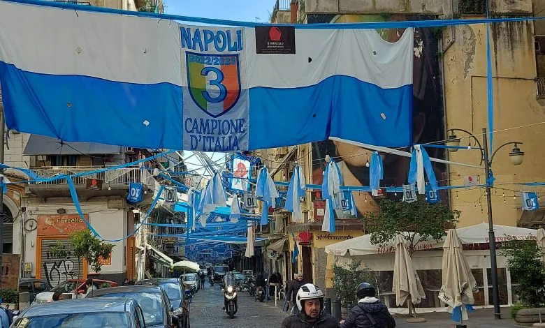 Napels bezoeken : Voetbalgekke stad op zucht van titel