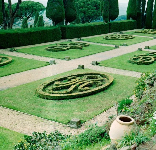Castel Gandolfo: Het idyllische buitenverblijf van de paus in Lazio Castel Gandolfo: Het idyllische buitenverblijf van de paus in Lazio