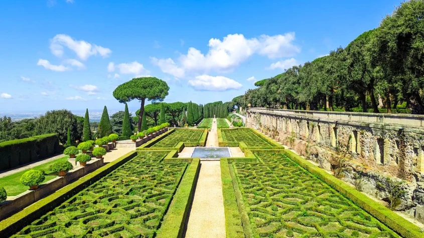 Castel Gandolfo: Het idyllische buitenverblijf van de paus in Lazio Castel Gandolfo: Het idyllische buitenverblijf van de paus in Lazio