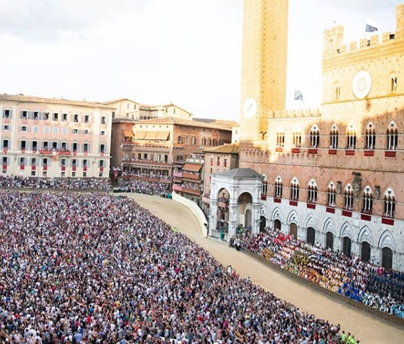 Siena bezoeken : Piazza del Campo in het hart van de stad